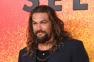 O Jason Momoa έβαλε το biker jacket που θα φορούσαμε και χωρίς μηχανή - εικόνα 1