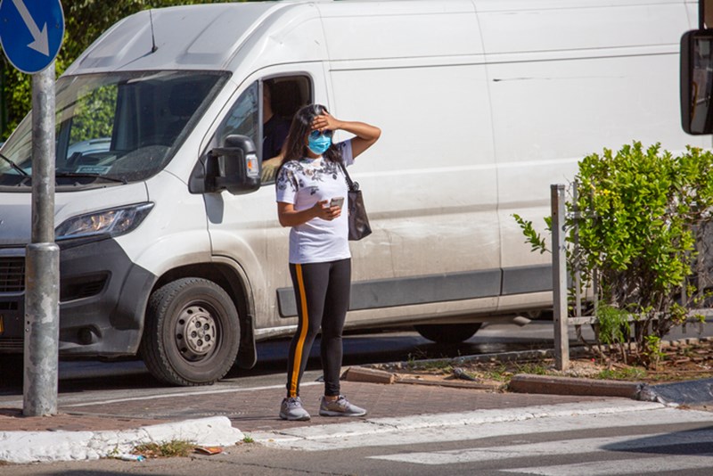 WOMAN WITH FACE MASK