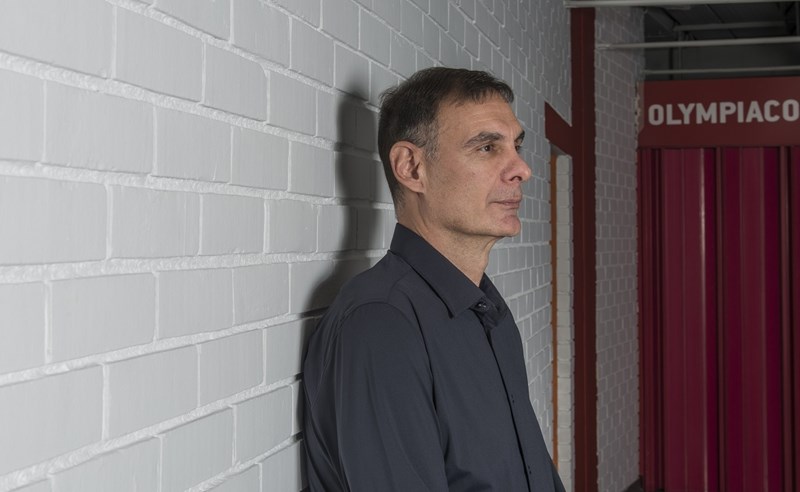 Ο Γιώργος Μπαρτζώκας μιλά στο φθινοπωρινό Esquire