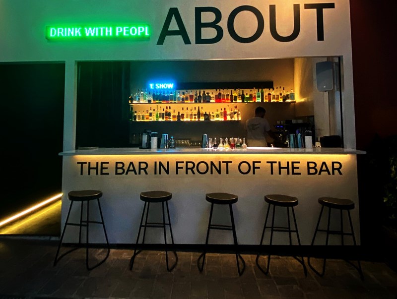 ΤΟ THE BAR IN FRONT OF A BAR ΣΤΗΝ ΠΕΤΡΑΚΗ