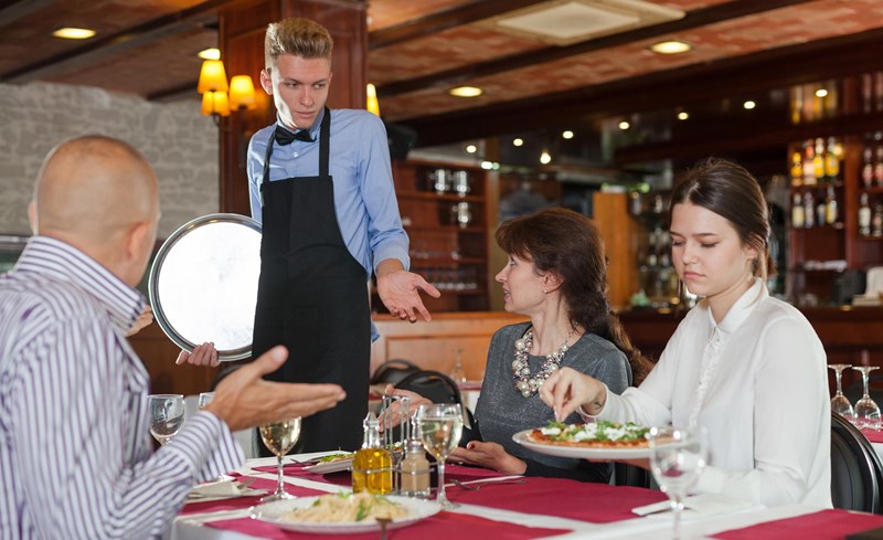 ΚΑΚΟ ΣΕΡΒΙΣ ΣΕ ΕΣΤΙΑΤΟΡΙΟ
