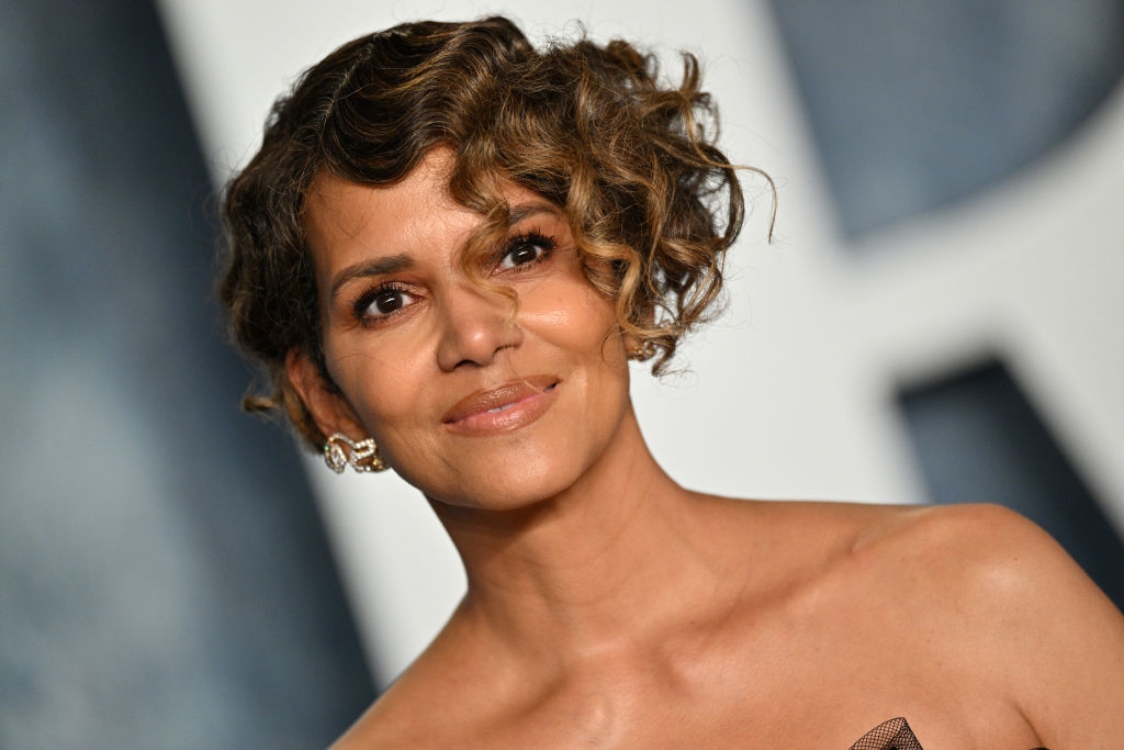 Halle Berry με μπικίνι για να μπει καλά ο Οκτώβριος - εικόνα 1