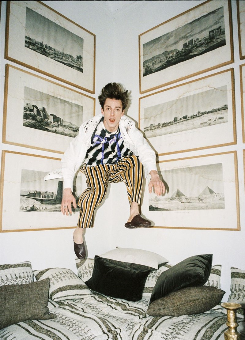 MAN IN COMFY FASHION LOOK