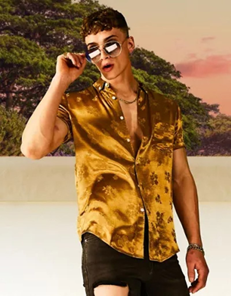 MODEL WITH SHORT-SLEEVED SHIRT