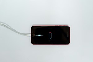 Γιατί πρέπει πάντα να αφήνεις το κινητό σου ανάποδα στο τραπέζι - εικόνα 1