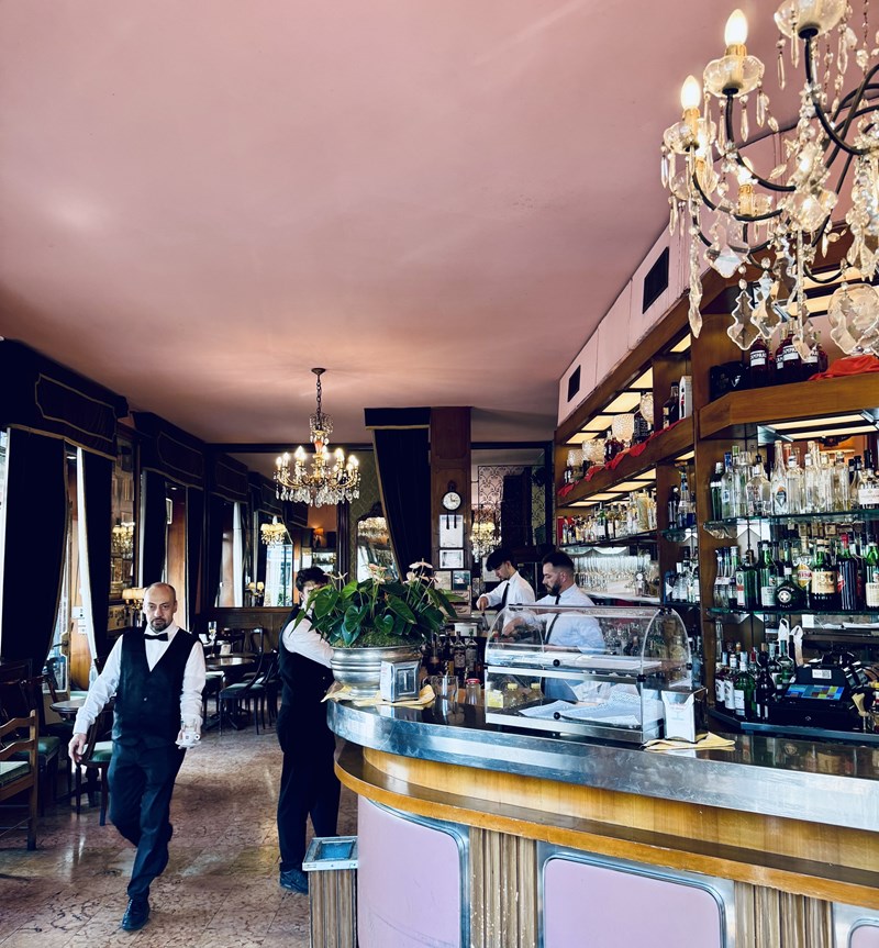 Το Bar Basso στο Μιλάνο_Η μπάρα από την άλλη πλευρά