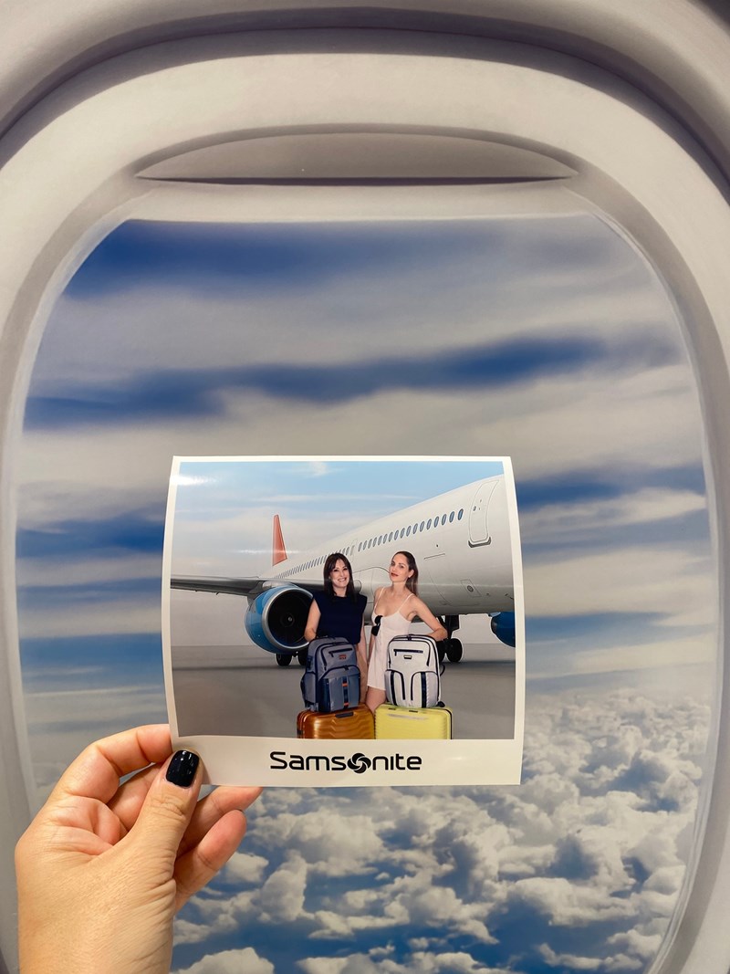 Φωτογραφία δύο γυναικών με βαλίτσα Samsonite