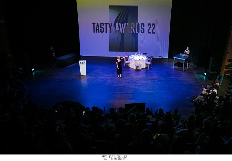 Στιγμιότυπο της απονομής των Tasty Awards 22 στο θέατρο του Ιδρύματος Μ. Κακογιάννη