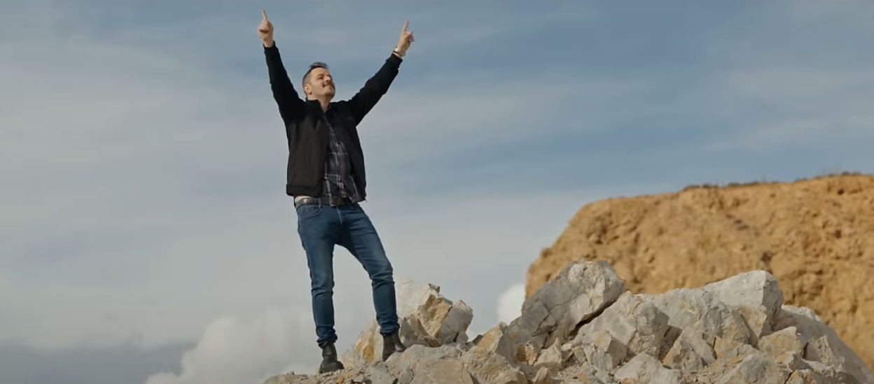 TOTE VS ΤΩΡΑ: Η νέα σειρά Τσουβέλα-Χαραλαμπούδη έχει trailer - εικόνα 1