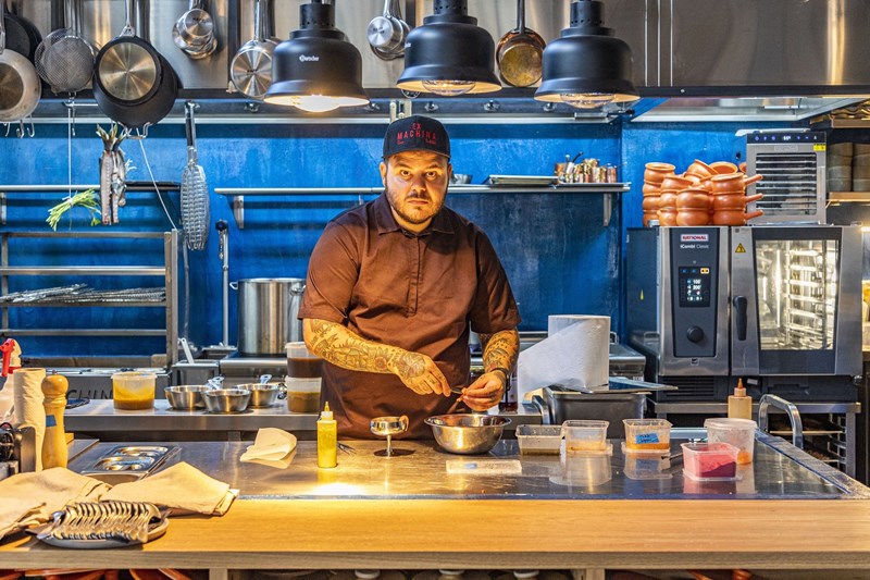 Ο Άνταμ Κοντοβάς στην κουζίνα του εστιατορίου Ex Machina στο Παγκράτι