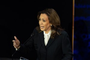 O λόγος που ο Biden εμφανίστηκε με καπέλο της καμπάνιας του Trump - εικόνα 1