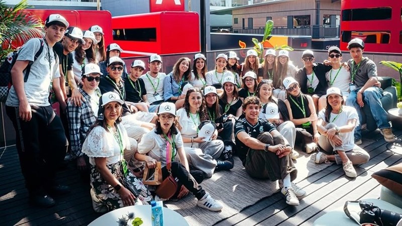 Ο 18χρονος Kimi Antonelli, ο rookie με τους περισσότερους βαθμούς στο πρωτάθλημα του 2025 επισκέπτεται για πρώτη φορά την Ιταλία ως οδηγός της Mercedes και κάλεσε όλους τους συμμαθητές του στην Ίμολα