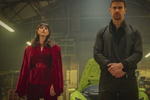 Η νέα σειρά του Guy Ritchie έχει γκάνγκστερς, υπόκοσμο και δίδυμο Tom Hardy, Pierce Brosnan στα καλύτερά του - εικόνα 1