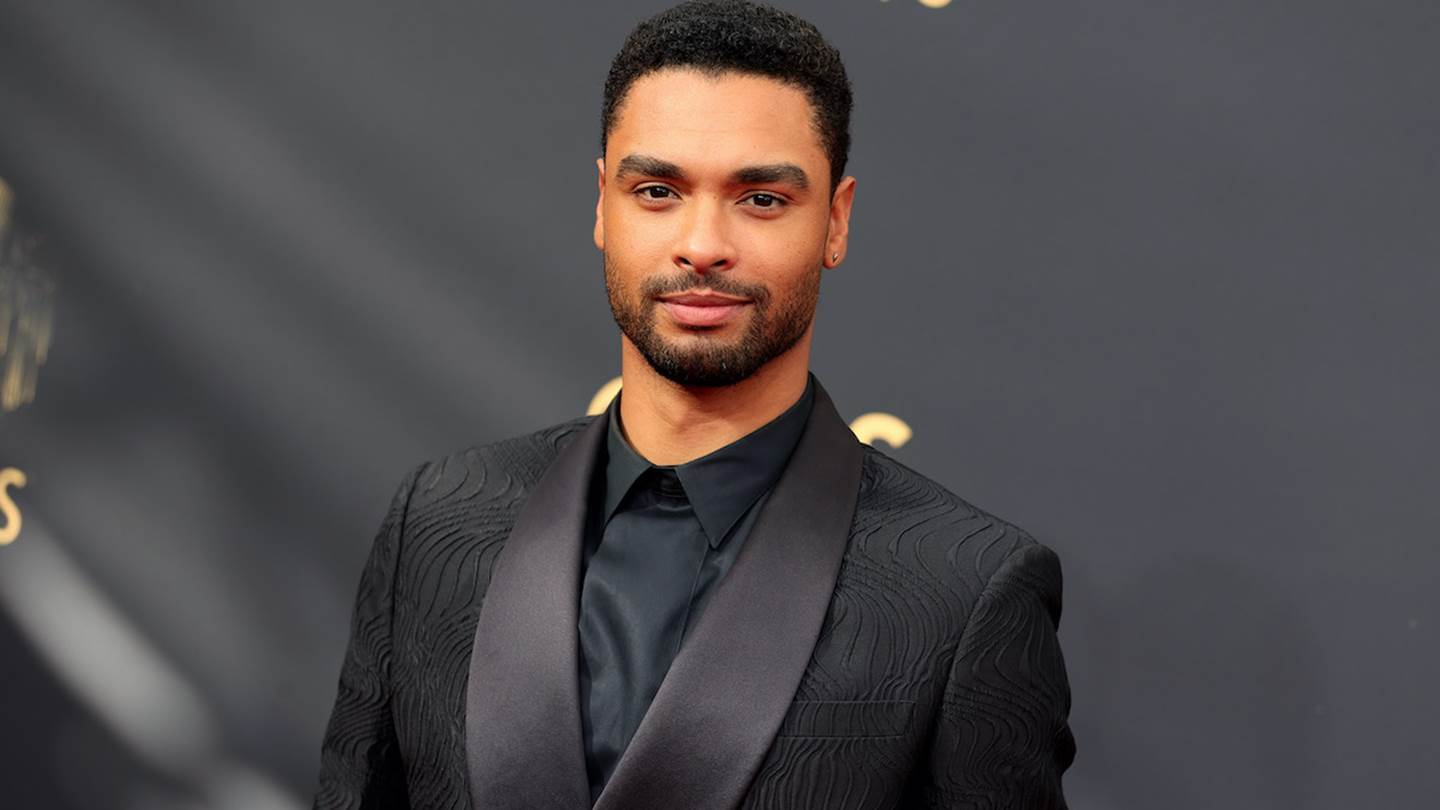 Μόλις ακούσαμε τον Rege-Jean Page να τραγουδά στα ελληνικά