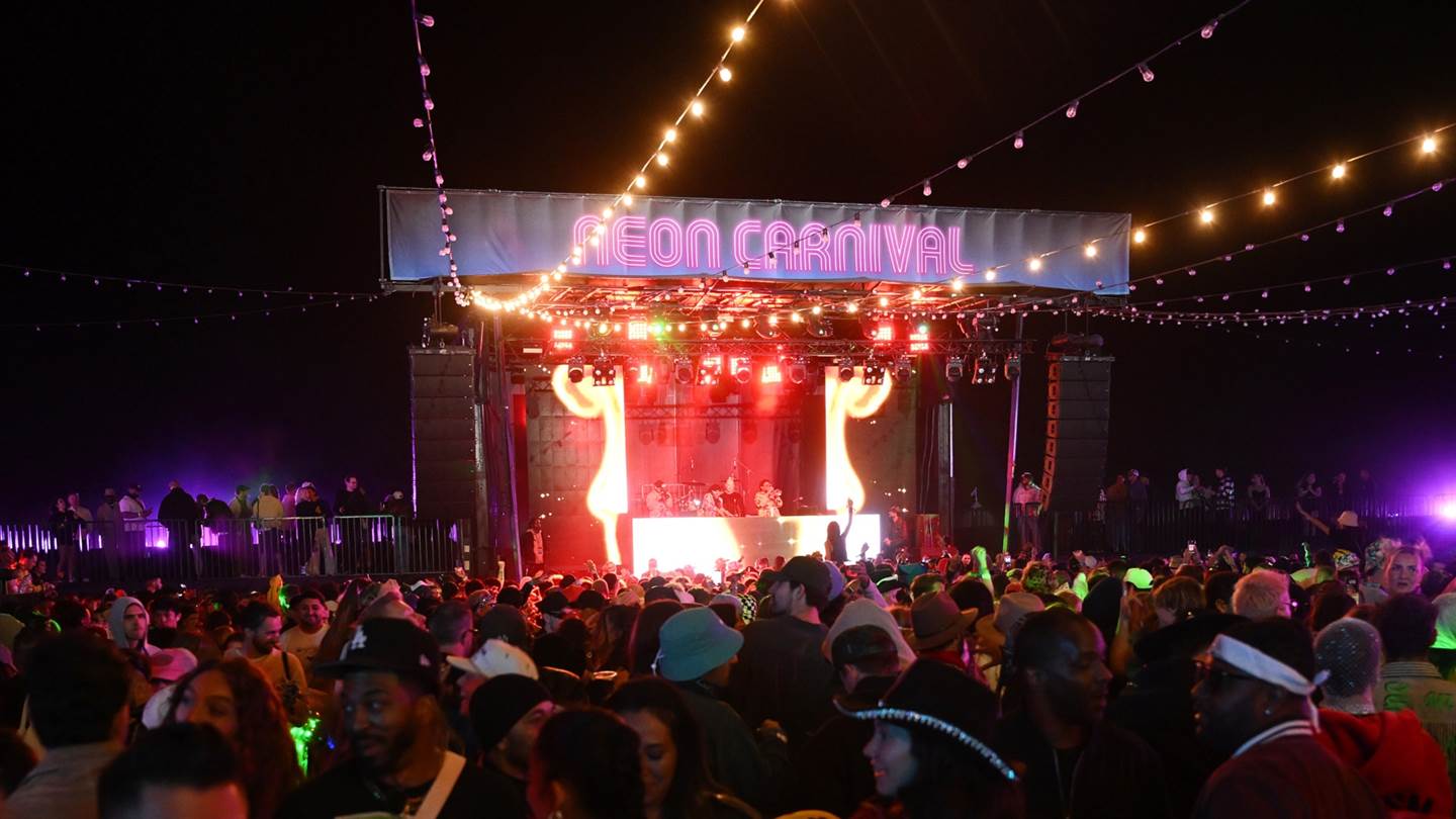 Το Απόλυτο Party της Ερήμου: Ο Γιώργος Σατσίδης γράφει για το Neon Carnival 2025