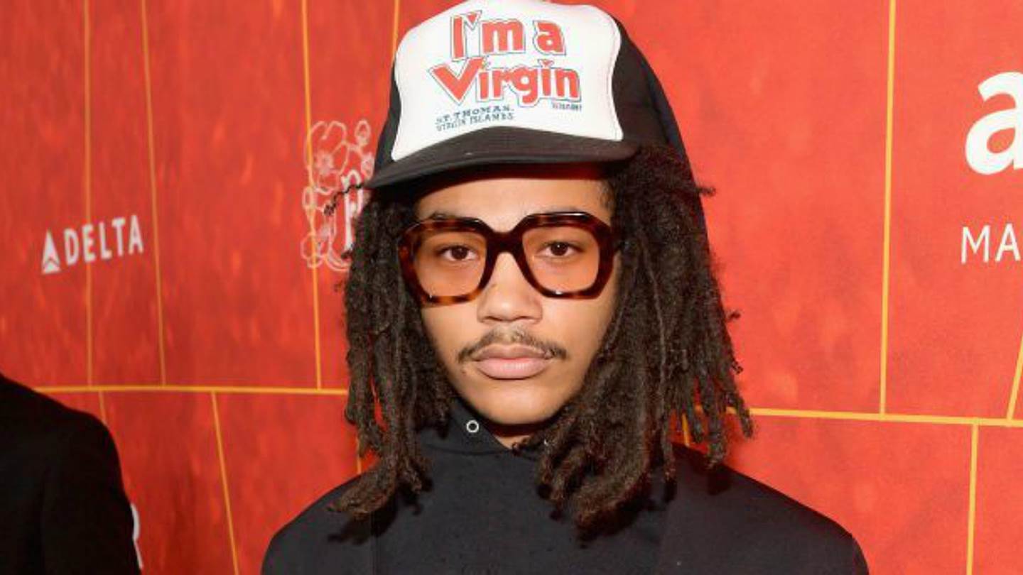 Influencer δεν κάνει influencing. Τρώει μήνυση. Φτιάχνει την τέλεια ιστορία για φέτος