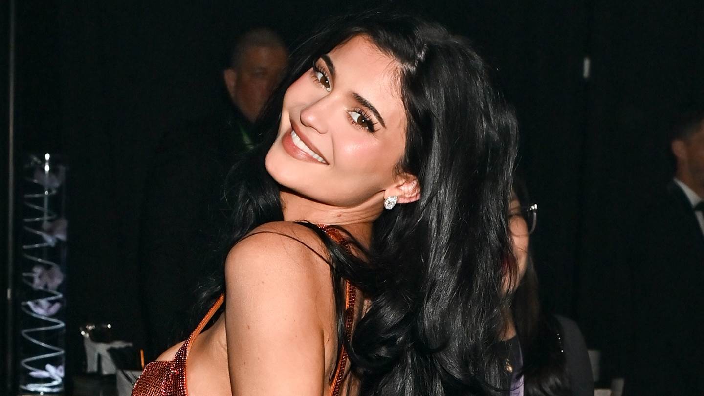 Η Kylie Jenner με σουτιέν από ρόδι είναι ό,τι πιο σέξι -και περίεργο- είδαμε σήμερα (video)
