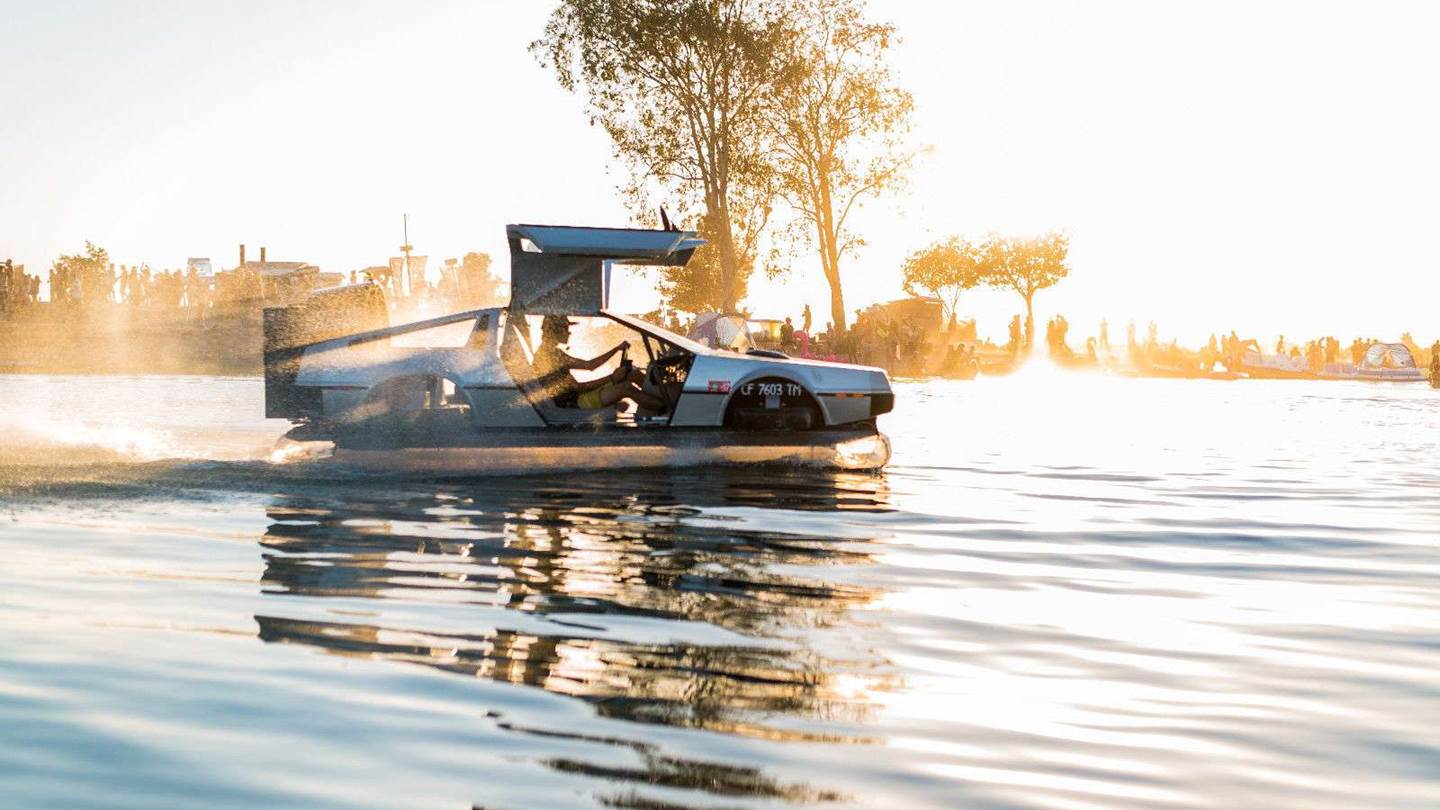 Γιατί να αγοράσεις σκάφος όταν μπορείς να αποκτήσεις ένα DeLorean Hovercraft;