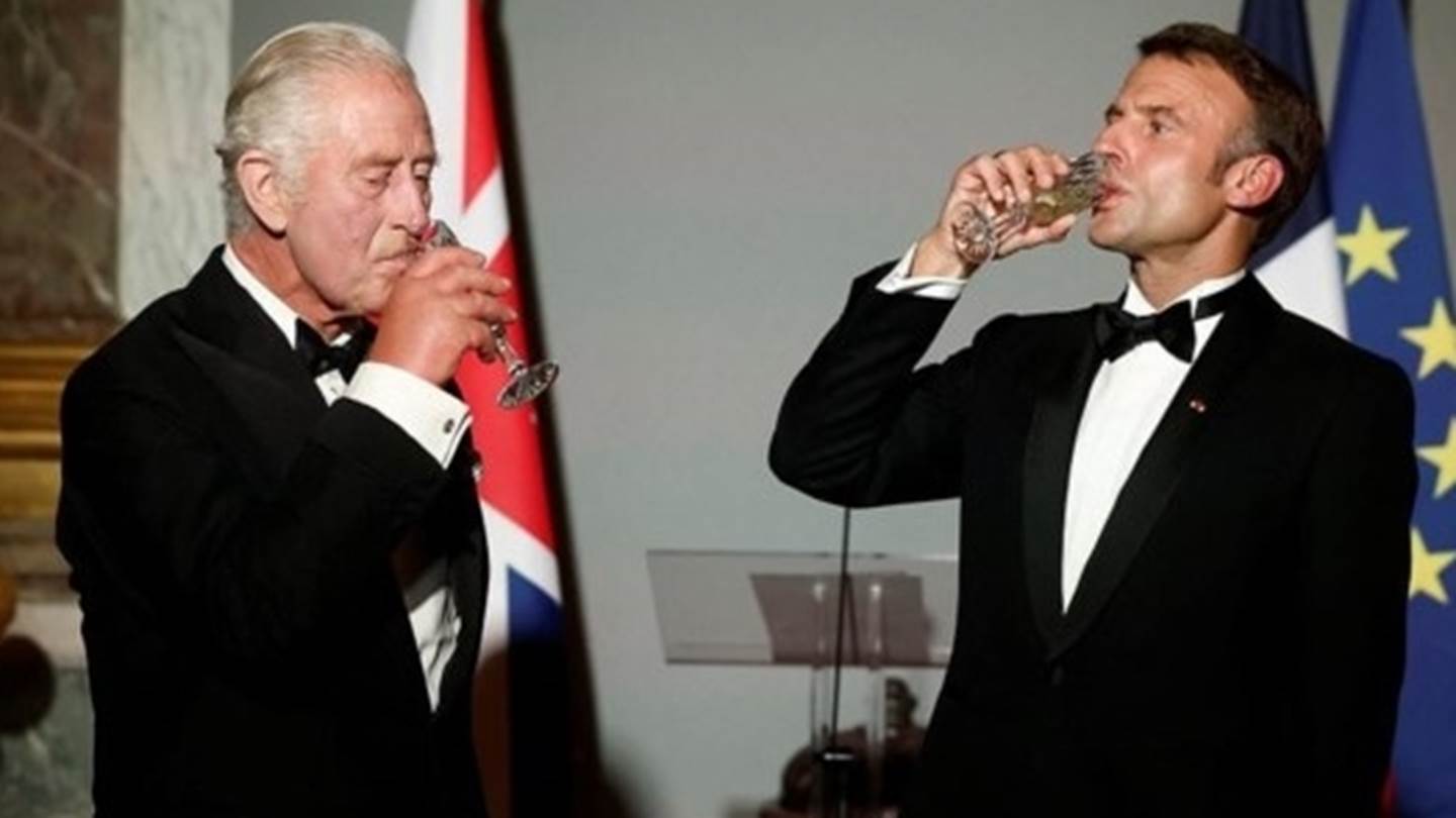 Ένας μπλε αστακός και ακριβά κρασιά για τον Κάρολο κόστισαν στον Macron 475.000 ευρώ και ένα μίνι σκάνδαλο