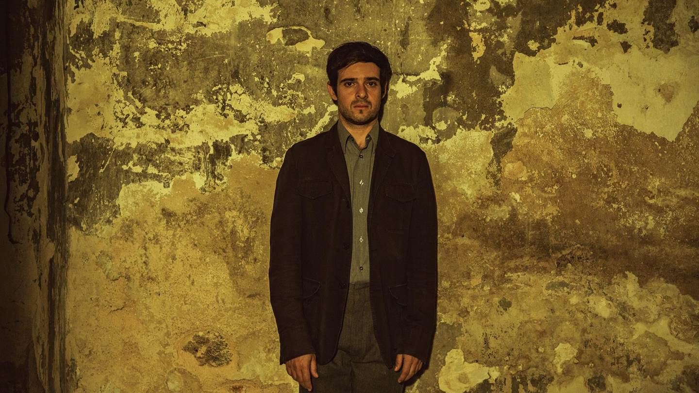 Ο Αντώνης Γκρίτσης παραμένει σιωπηλός σε μία ακόμη θορυβώδη θεατρική χρονιά