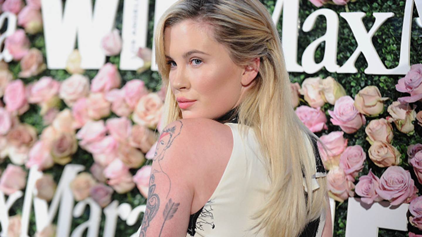 Η κόρη της Kim Basinger ποζάρει στον φακό όπως θα θέλαμε να την δούμε