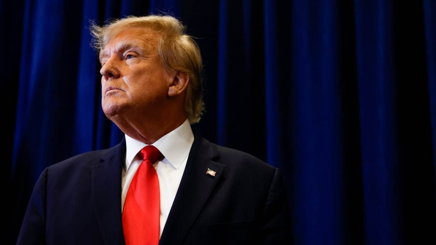 Ο Donald Trump έκανε comeback με μία φωτογραφία από τη σύλληψή του