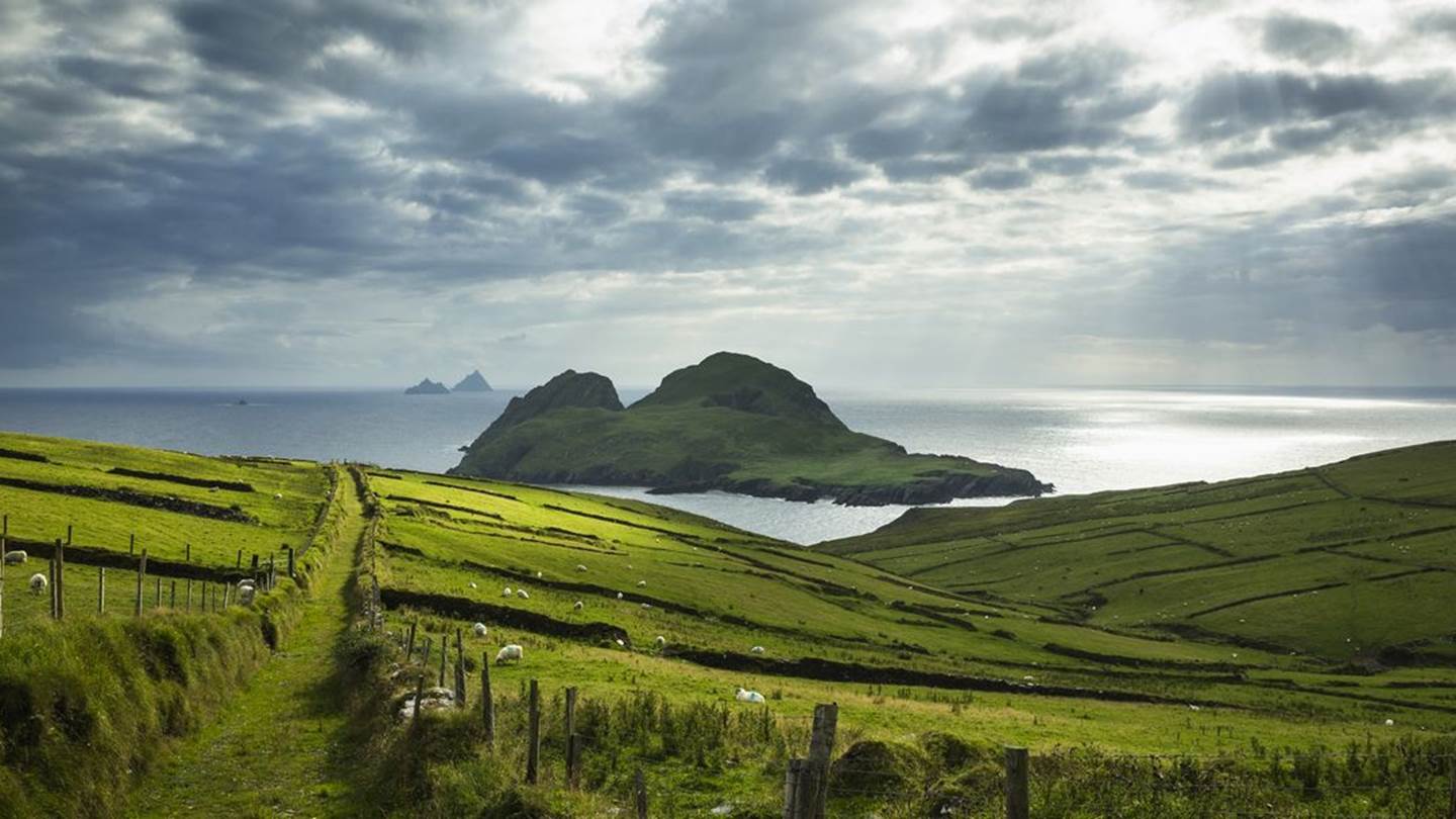 Πώς θα τα παρατήσεις όλα και θα πας να ζήσεις σε ένα τρελό ιρλανδικό νησί