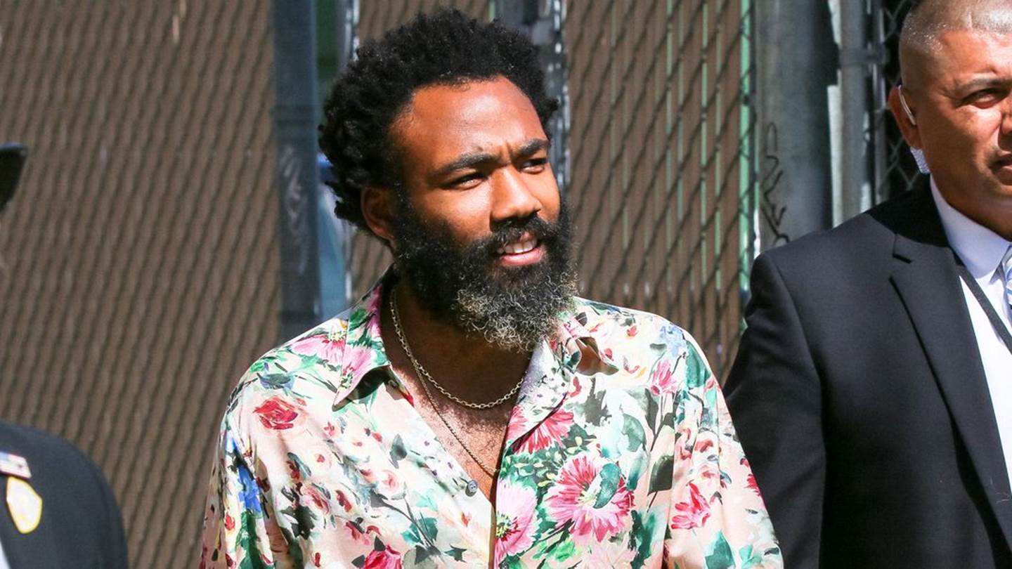 Κανείς δεν φορά καλύτερα το pyjama suit από τον Donald Glover