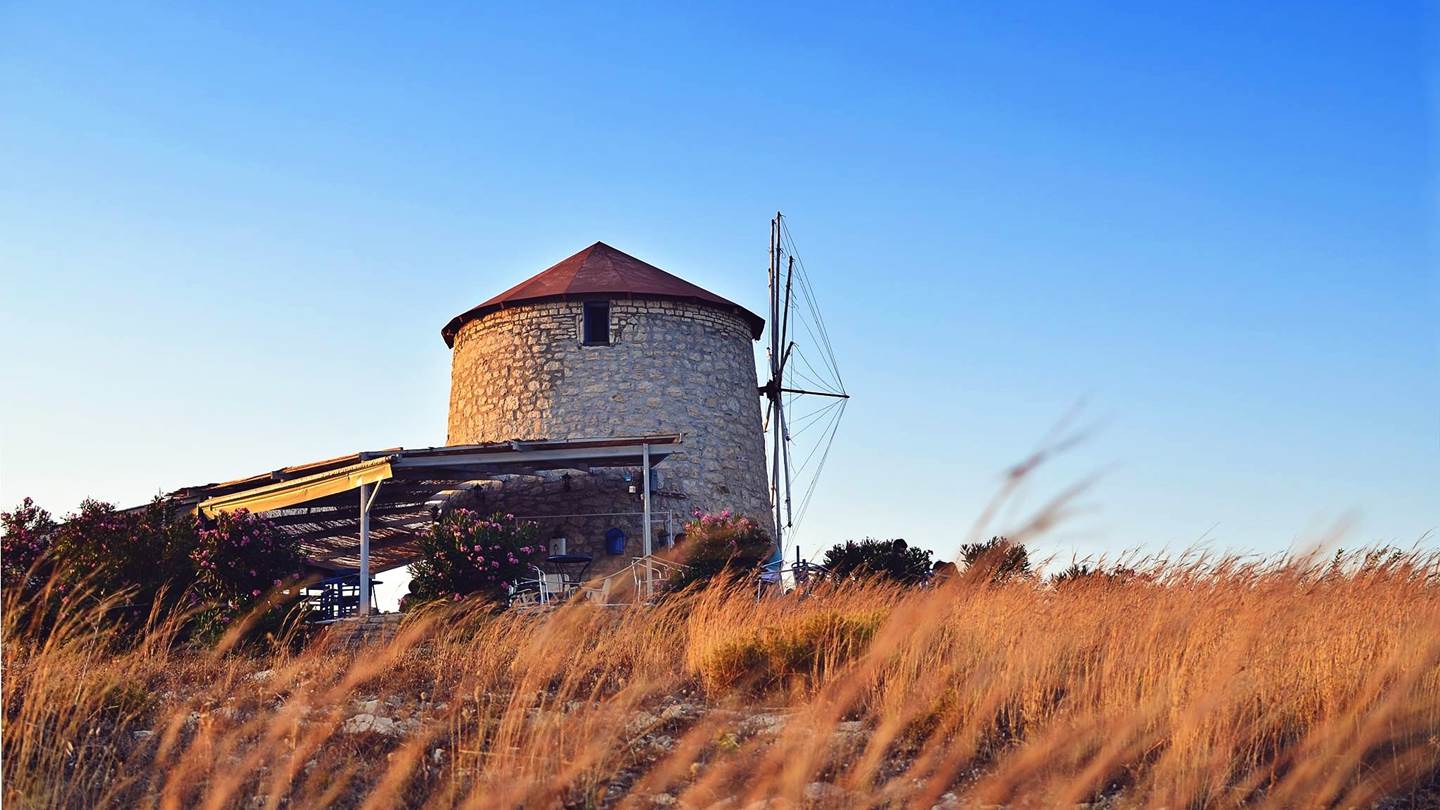 Ξεκαλοκαιριάζαμε στον Καστό και σε αυτό το μπαρ-έκπληξη