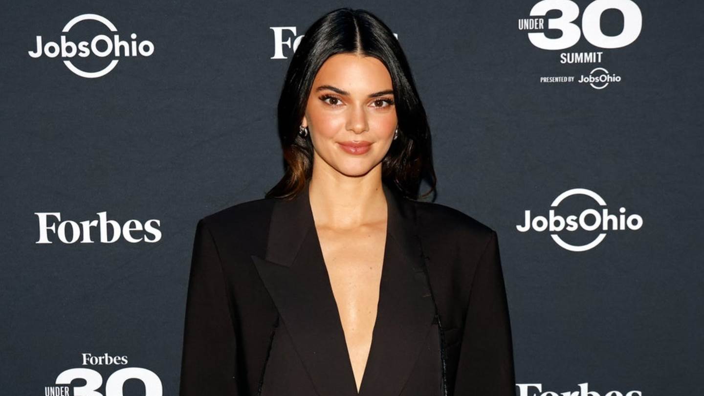 H Kendall Jenner μόλις βγήκε από τα ρούχα της, για χάρη του Calvin Klein