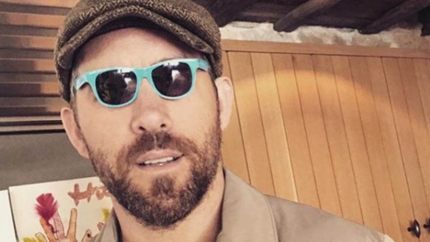 Ο Ryan Reynolds έχει κάτι να σου πει για τη μόδα των tiny sunglasses