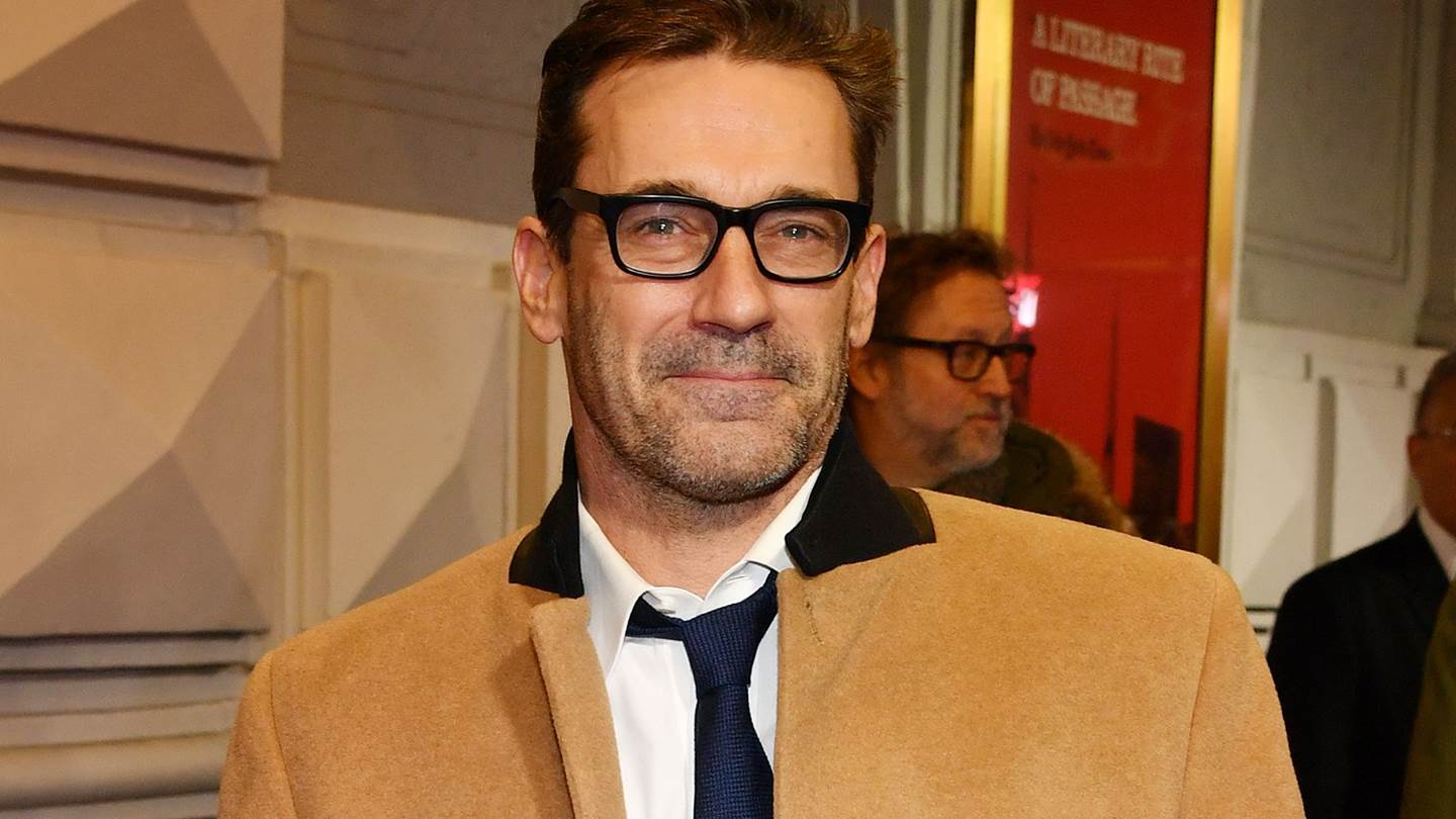 Ο Jon Hamm δείχνει πώς να ντυθείς τις γιορτές