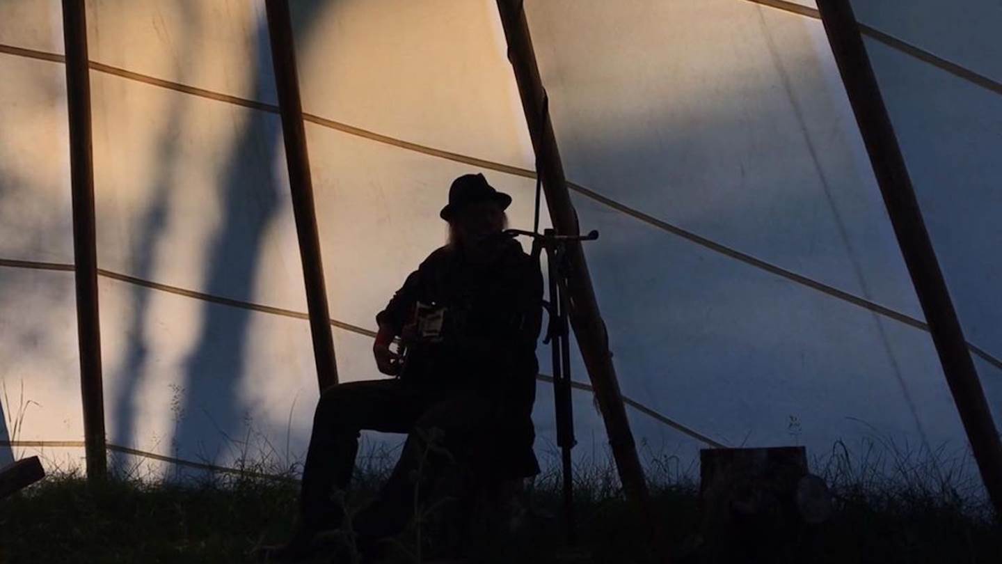 Ο Neil Young κυκλοφόρησε το live album Young Shakespeare