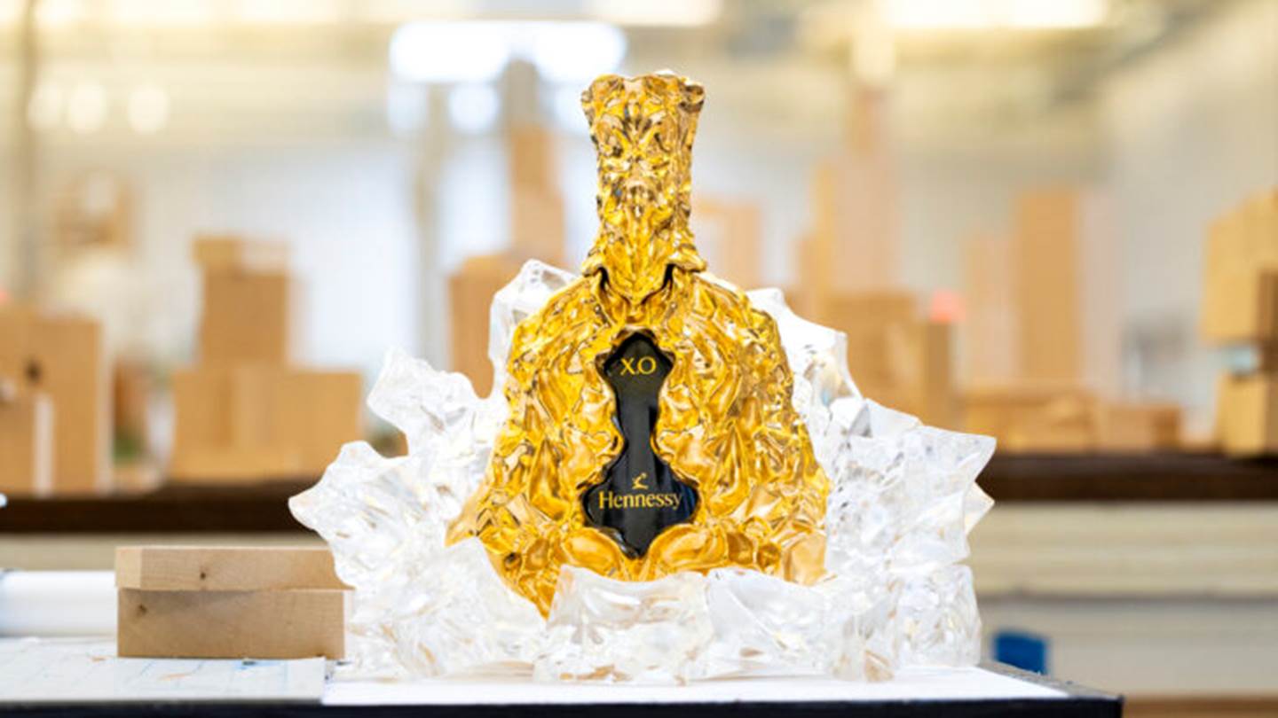 Μία τσαλακωμένη, χρυσή φιάλη για ένα ιστορικό κονιάκ