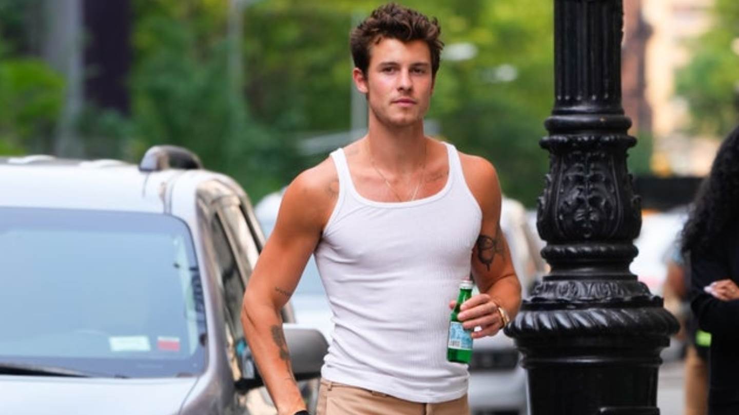 Στιλάτος με απλό φανελάκι αυτό το καλοκαίρι