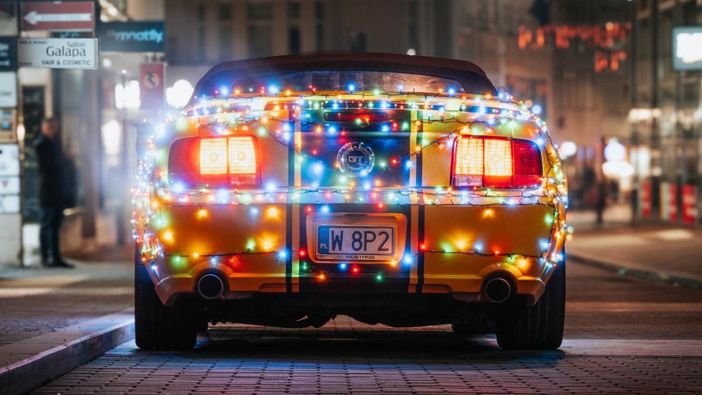 Χριστουγεννιάτικα λαμπάκια στο αυτοκίνητο: είναι παράνομα ή όχι στην Ελλάδα;