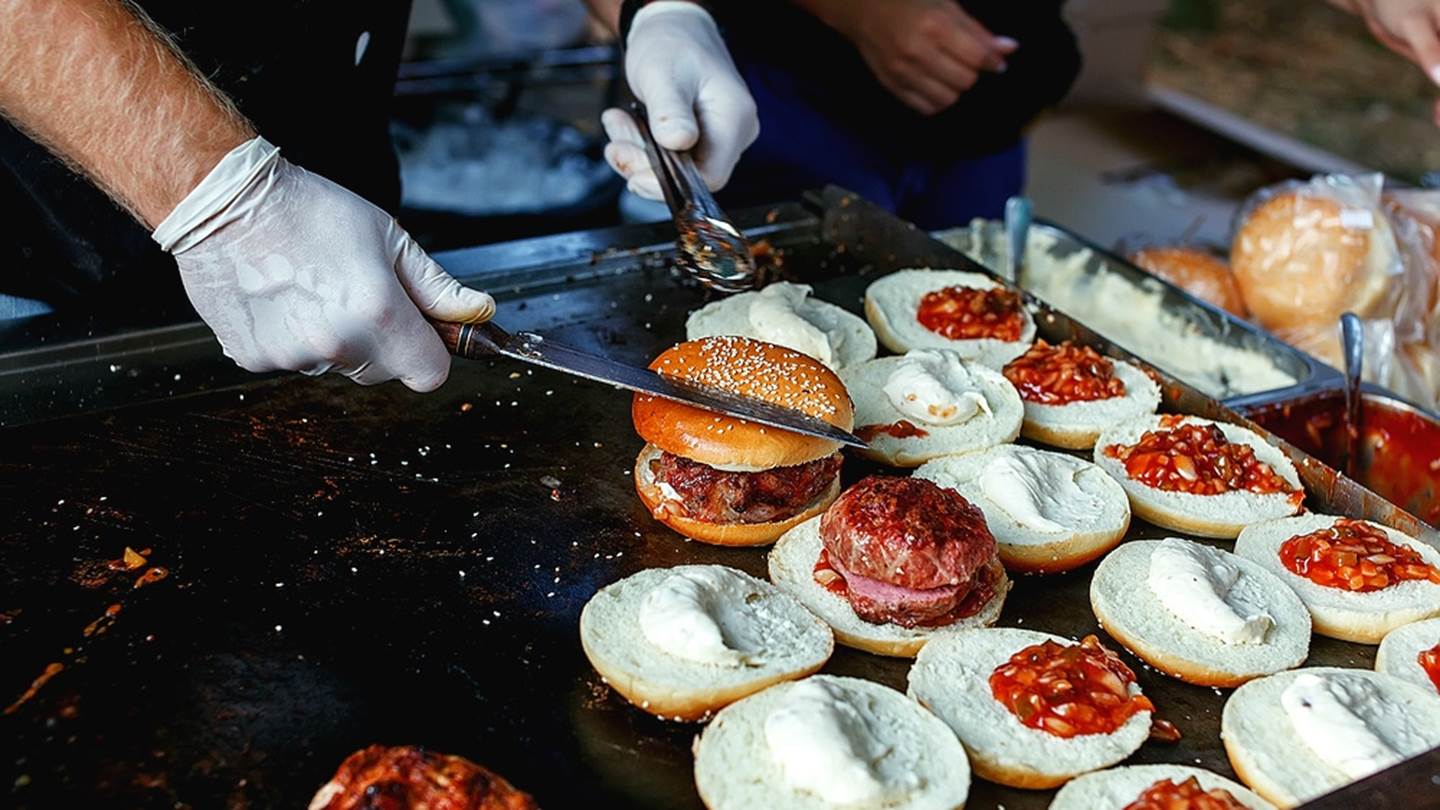 Οι εύκολες συνταγές για να φτιάξεις τα πιο επικά burger του Λος Άντζελες
