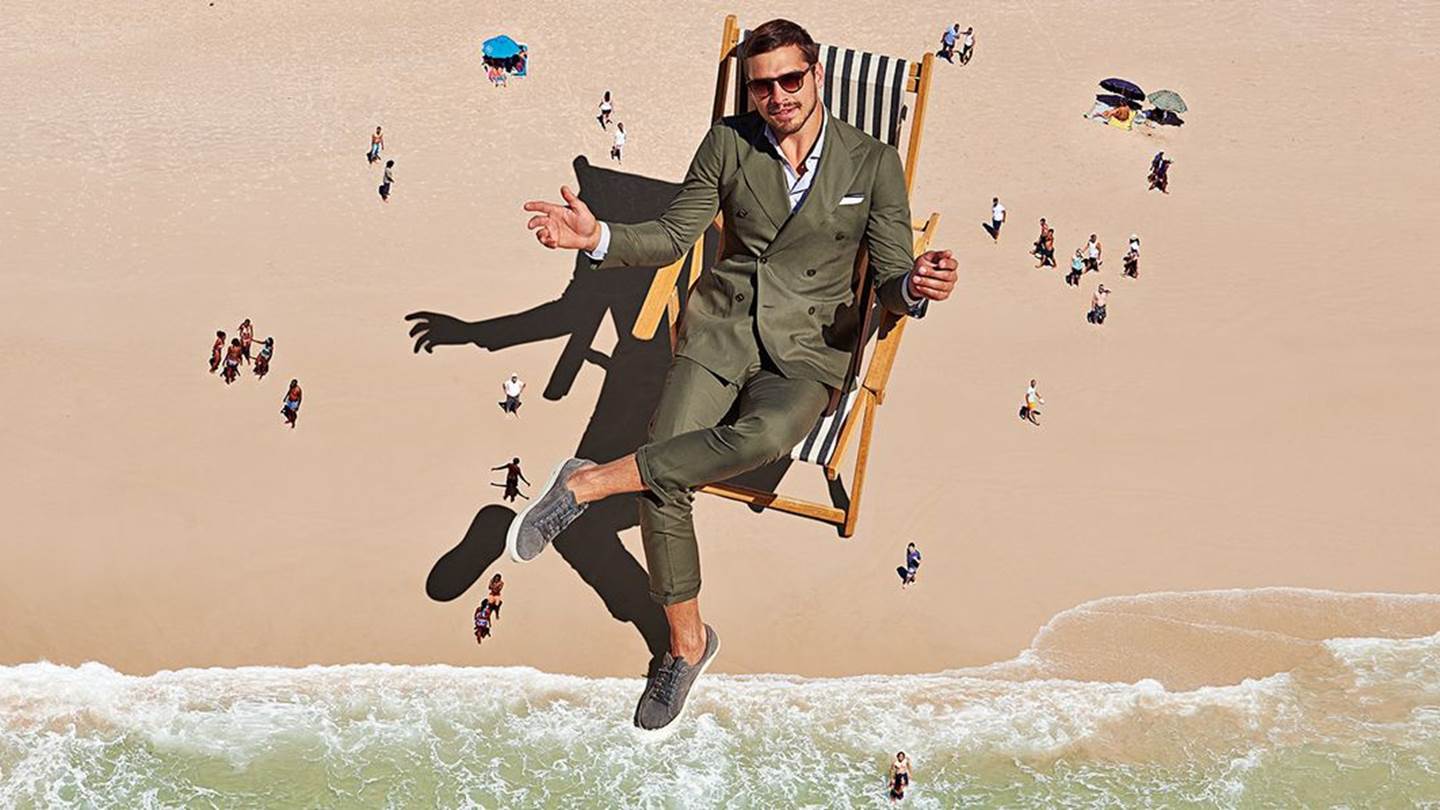 Sneakers με κοστούμι για smart casual καλοκαιρινό στυλ