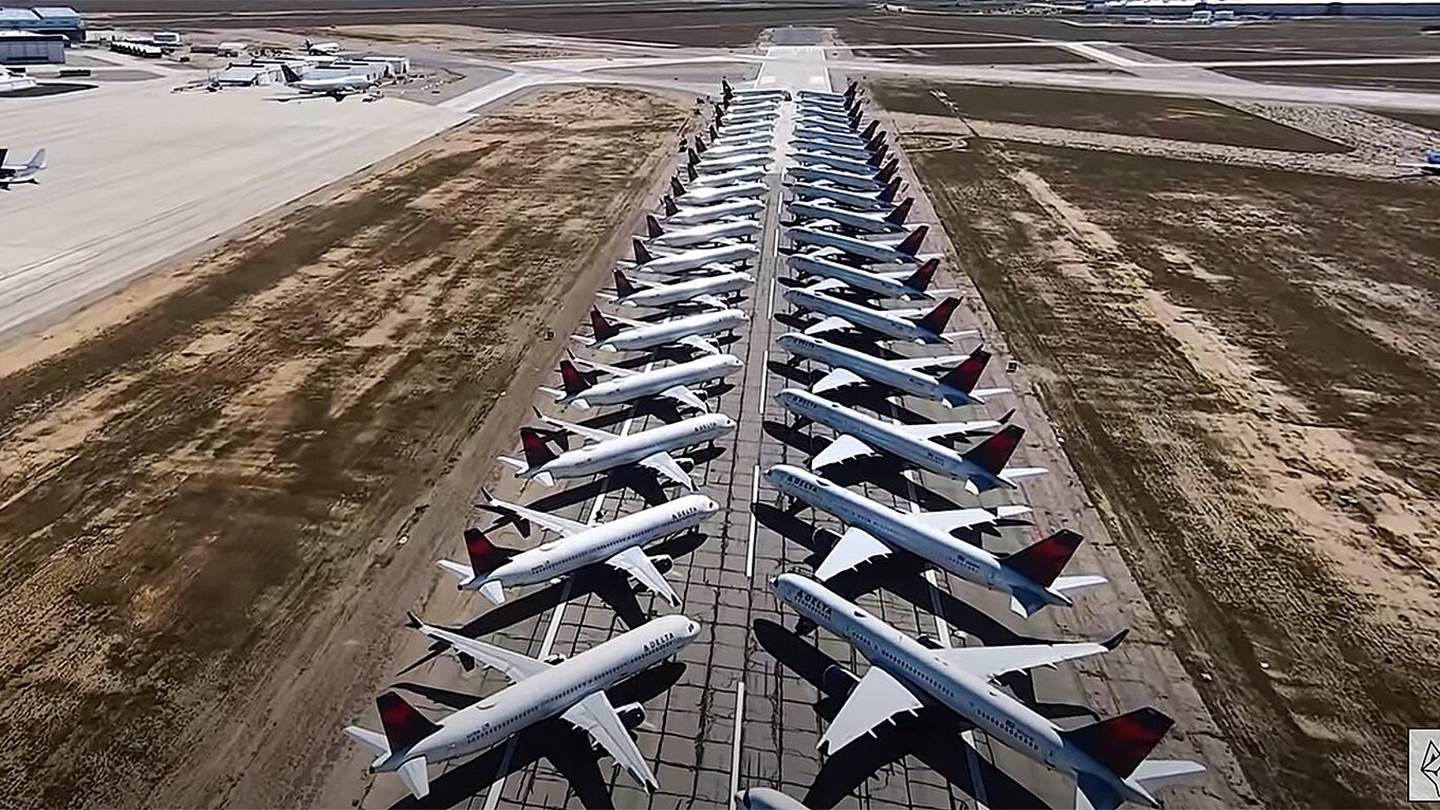 Στο πάρκινγκ αεροσκαφών της Καλιφόρνιας