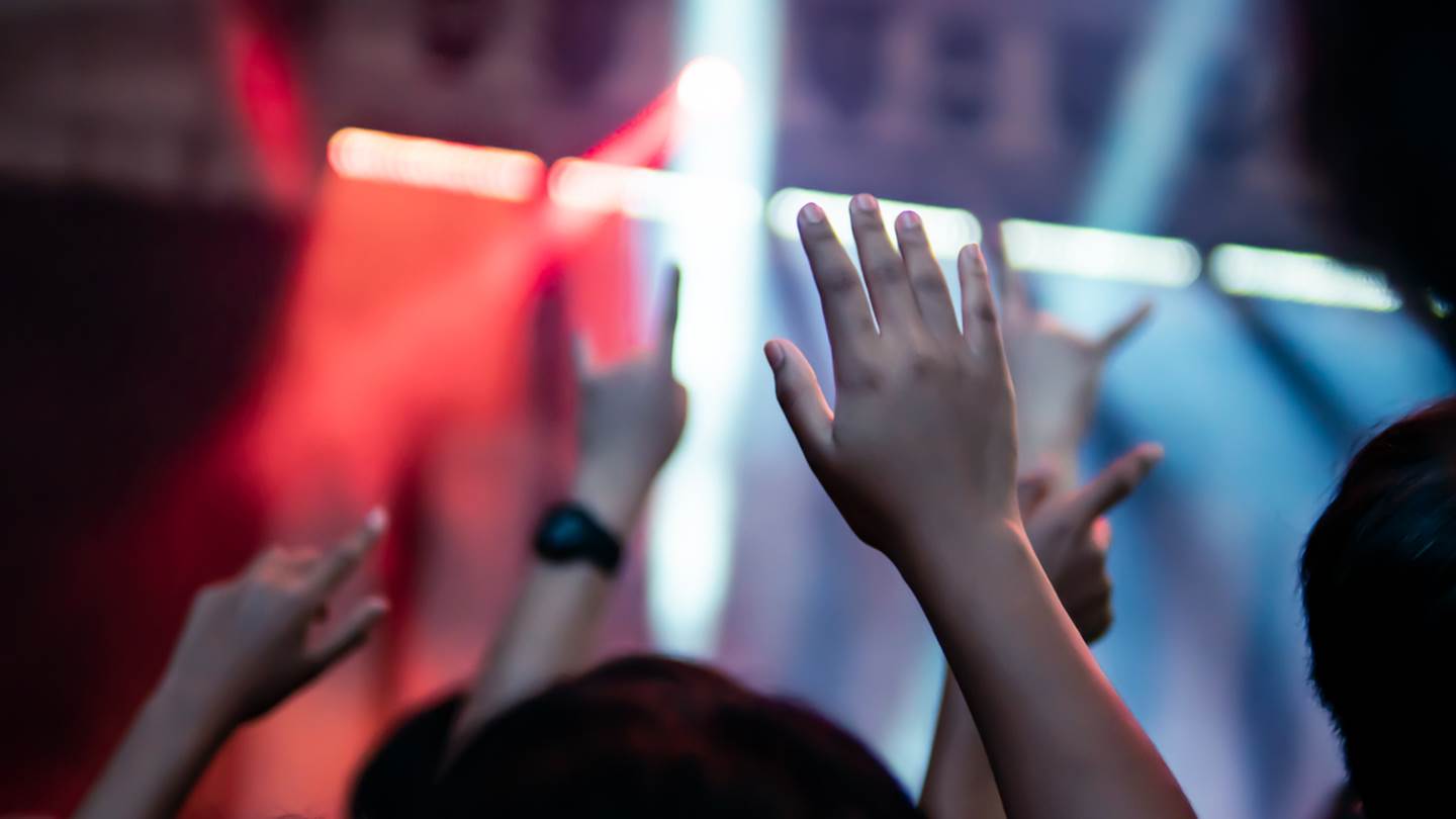 Ποιοι διοργανώνουν τα κορονοπάρτι στις πλατείες