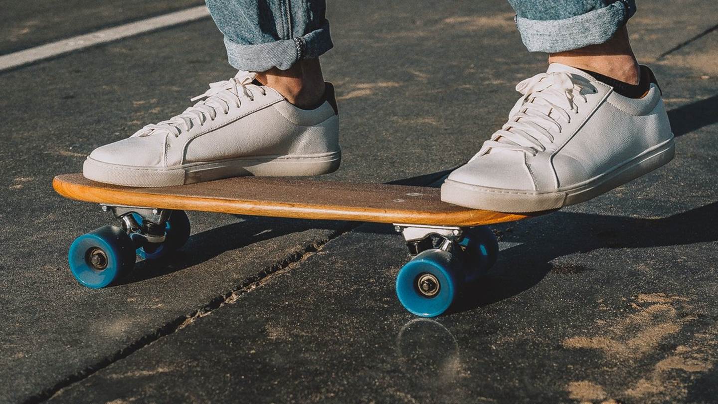 Ένα style hack για να σβήσεις τις τσακίσεις στα δερμάτινα sneakers