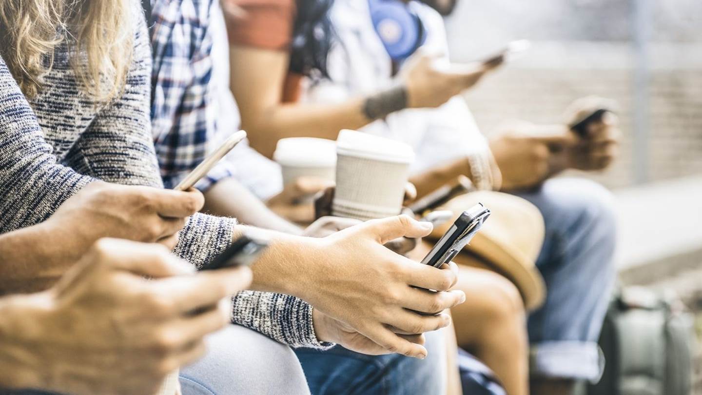 Πώς να αποχωρείς αθόρυβα από ομαδικές συνομιλίες στο WhatsApp