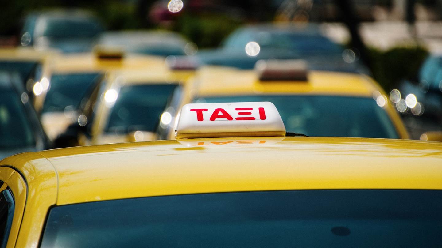 Αθήνα: Οδηγός ταξί ξυλοκόπησε 33χρονη διεμφυλική γυναίκα και έναν φίλο της