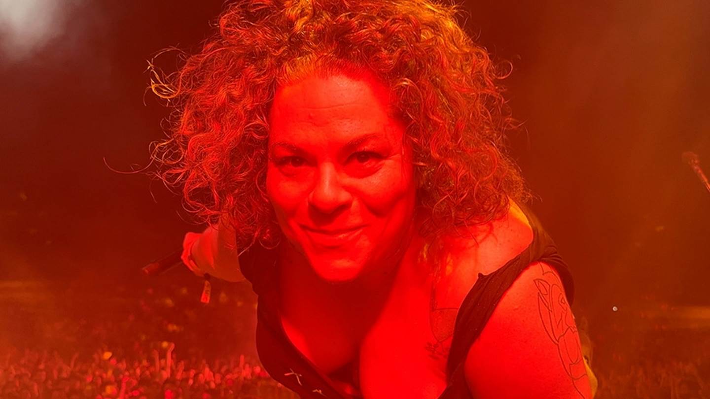 Ναι, η Ματούλα Ζαμάνη έβγαλε την μπλούζα της