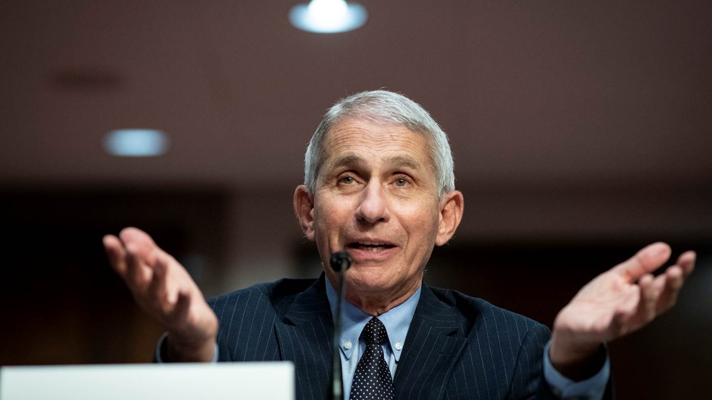 Ο κορονοϊός θερίζει στον Λευκό Οίκο, ο Dr. Anthony Fauci αδειάζει τον Donald Trump