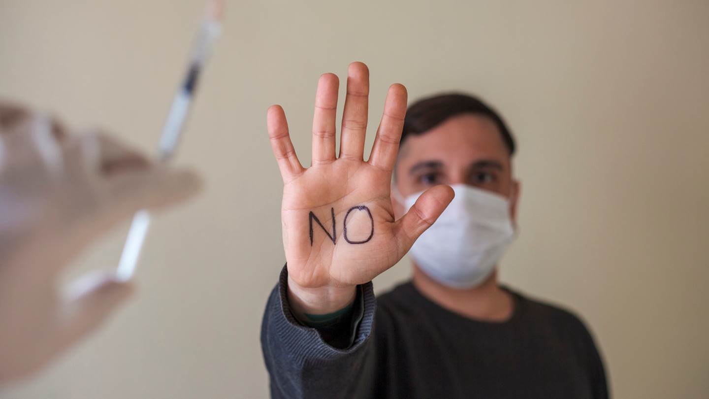 Lockdown ανεμβολίαστων ζητούν οι πολίτες