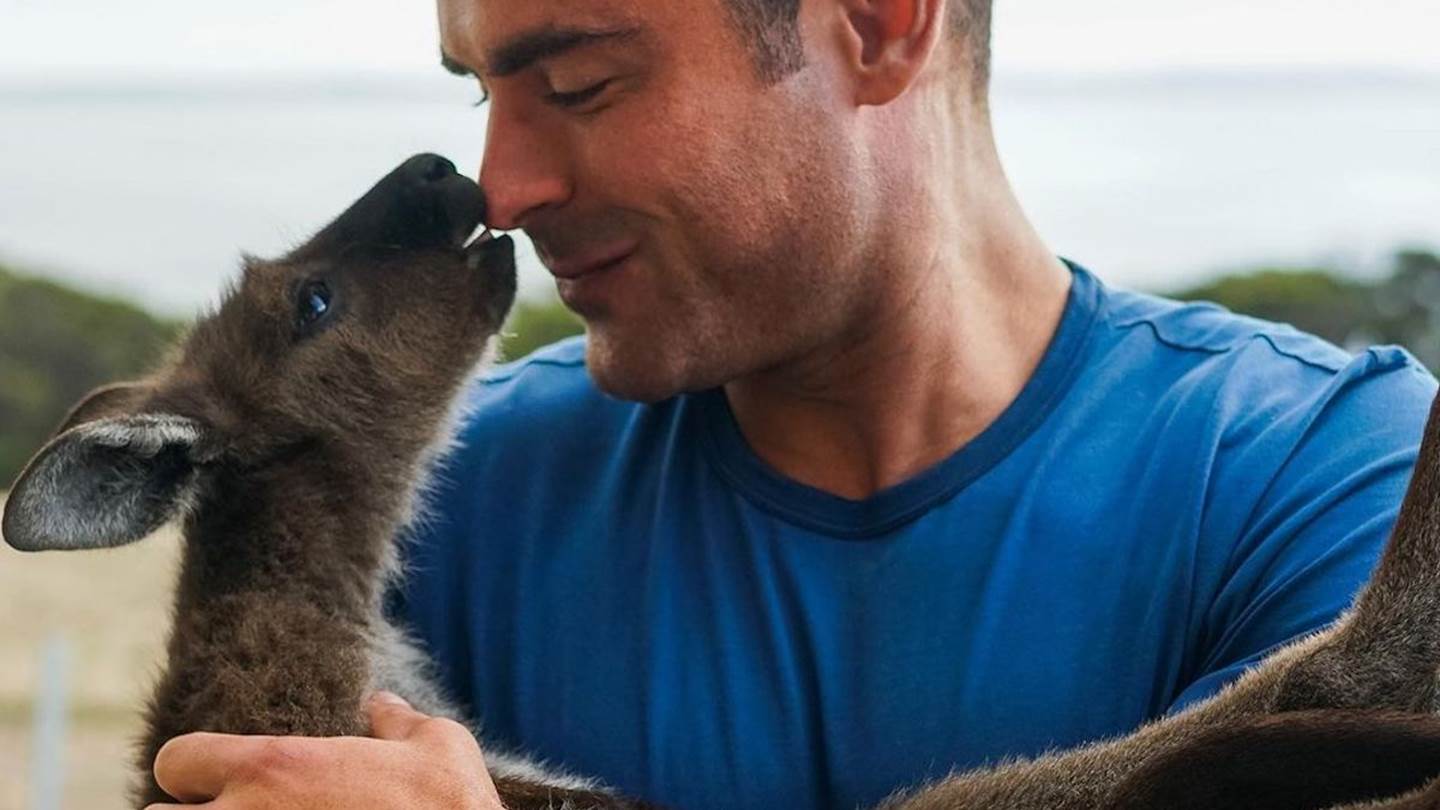 Τι δουλειά έχει ο Zac Efron στη Νήσο Καγκουρό;