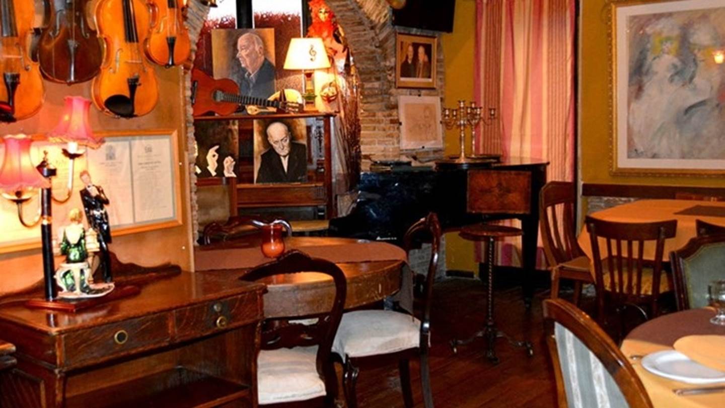 Το αγαπημένο στέκι του Μάνου Χατζιδάκι και η ιστορία του