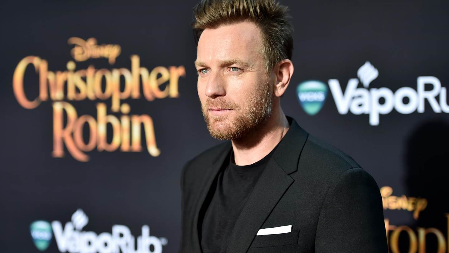 Ο Ewan McGregor δείχνει το ντύσιμο της βραδινής εξόδου και του επόμενου πρωινού