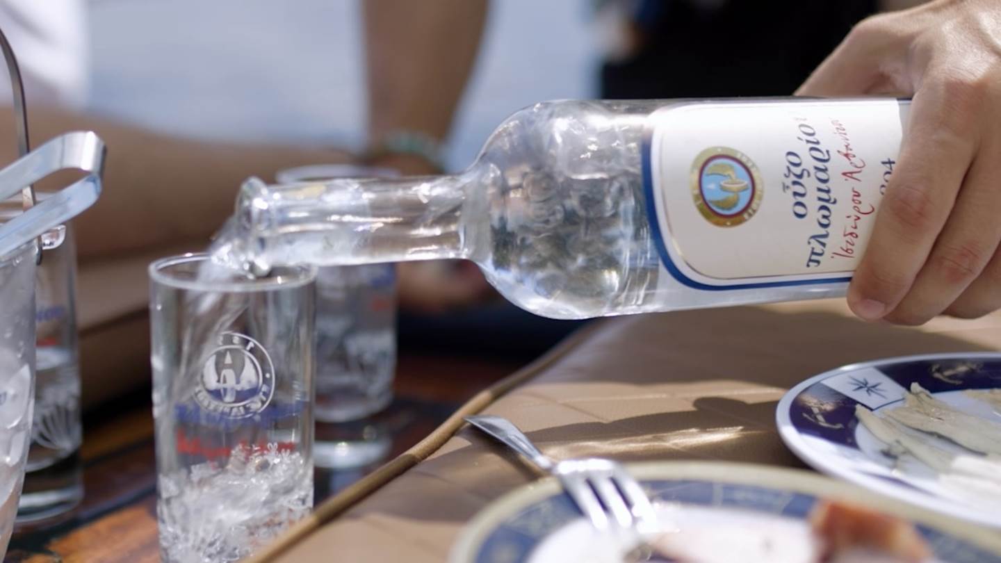 Ο Γιώργος Λέντζας και το Ούζο Πλωμαρίου αποκαλύπτουν τις μυστικές παραλίες της Ελλάδας